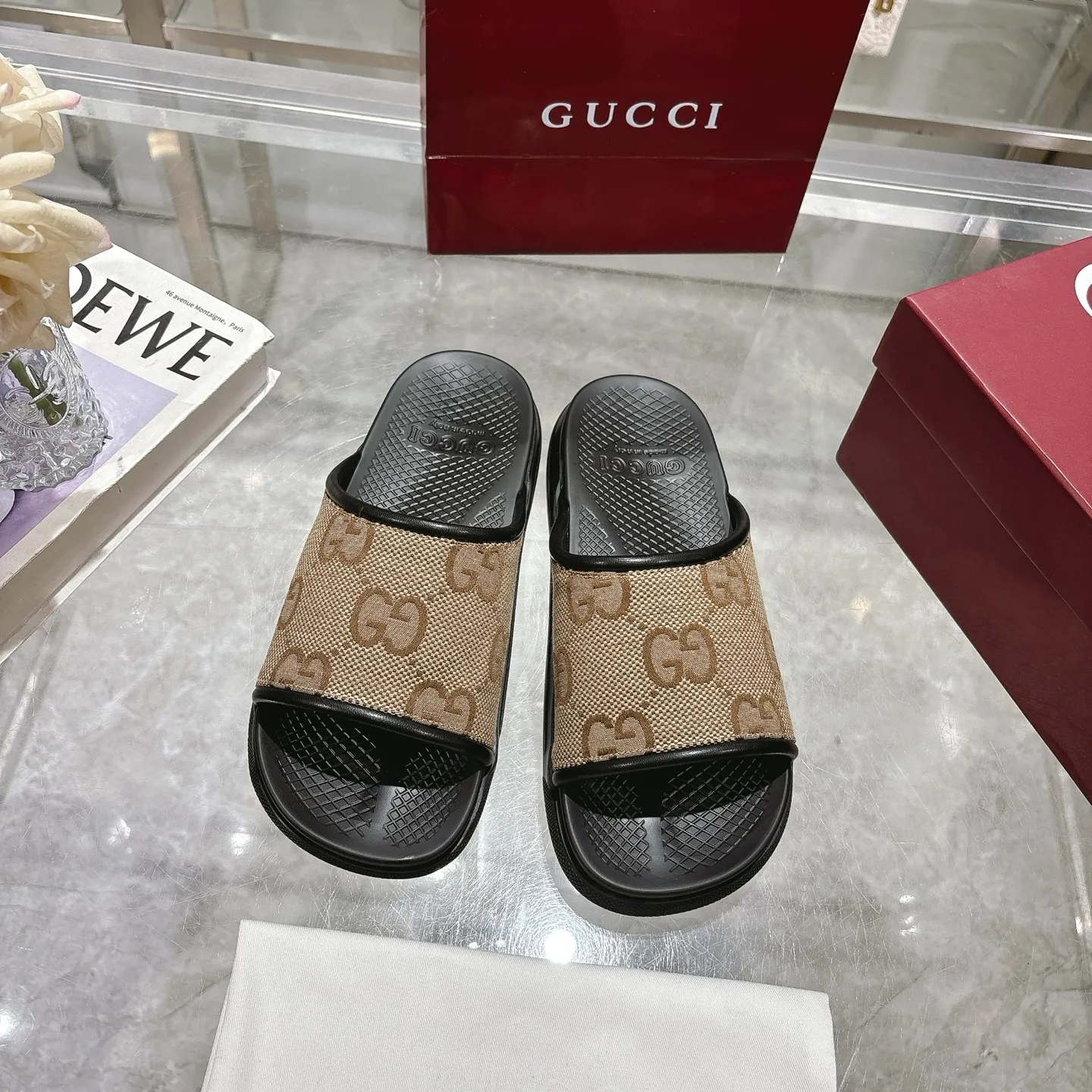 p400🐮🐮New summer men's slip-on slippers. Inspired by the summer spirit and beach clubs of the Italian coast, this piece is part of Gucci Lido. The Pre-Fall collection reinterprets the brand's signature elements and sophisticated patterns in a contemporary way. Made from black rubber, these flat sandals feature a slip-on design that reinterprets the brand's distinctive green and red web design. GG Classic Upper Men's Molded Rubber Footbed Gucci Logo Flat Made in Italy Size: Men's 40 to 47,